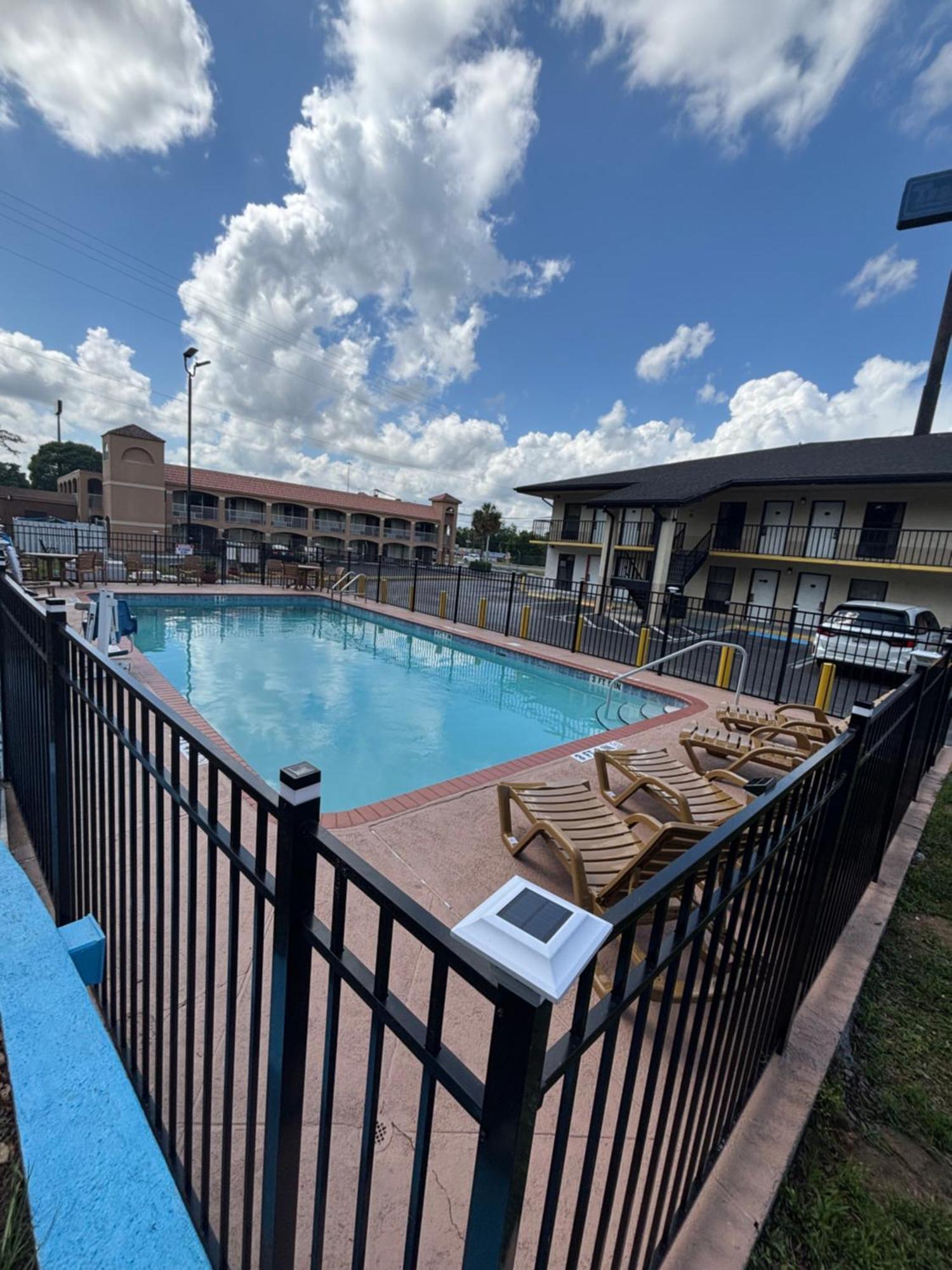 High Springs Inn Soon To Be Clarion Pointe Alachua Exterior photo